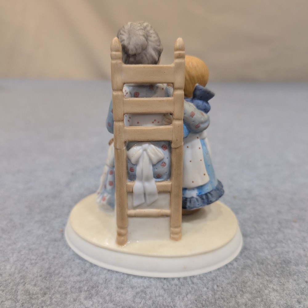 Holly Hobbie Grandmas Love Porcelain Figurine Limited Edition 1983 NA306 - Picture 2 of 5
